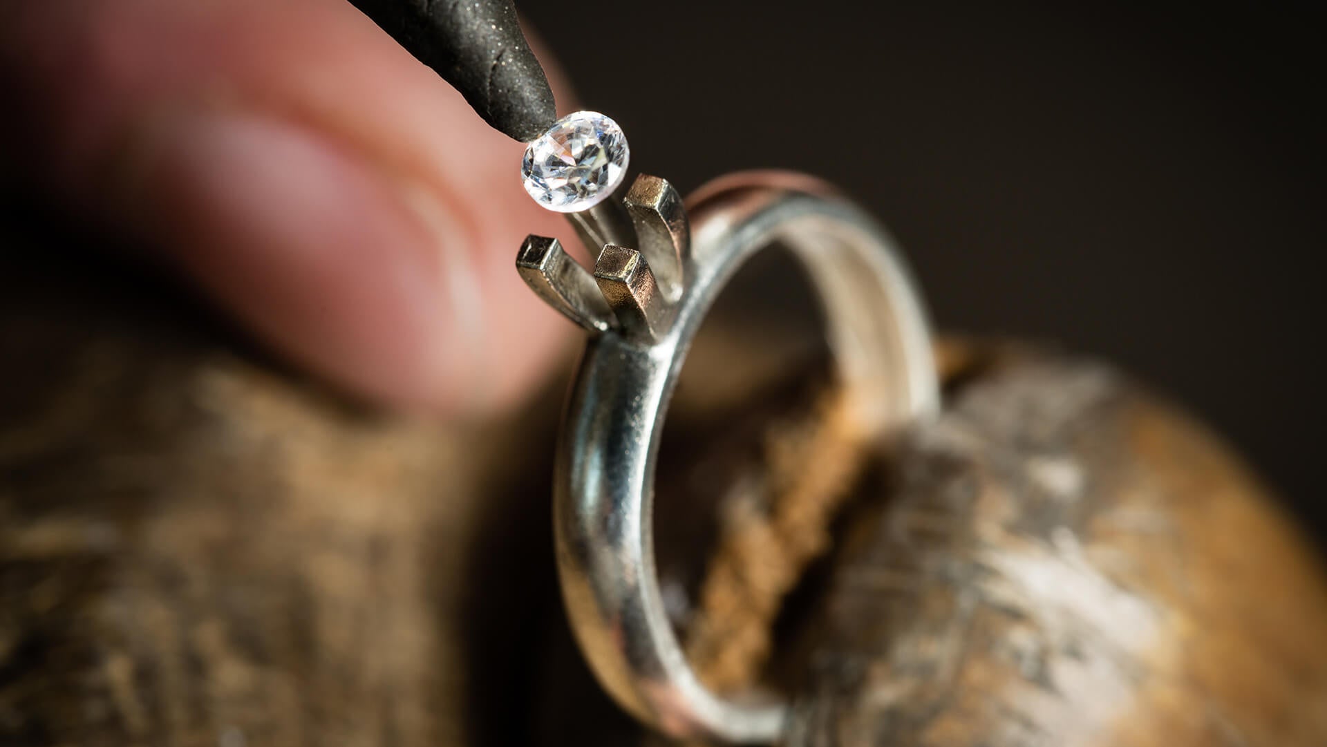 Fixing a diamond in ring