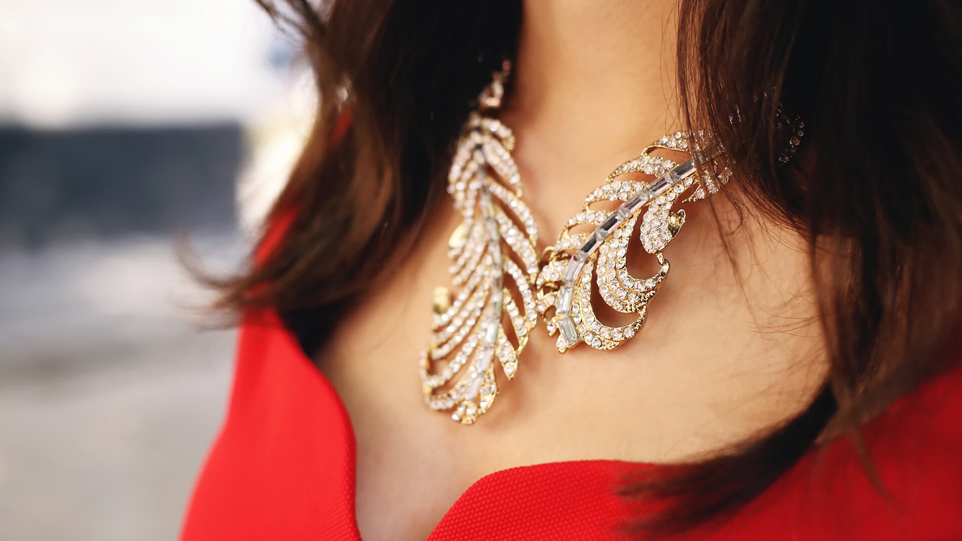 Leaf necklace with stone
